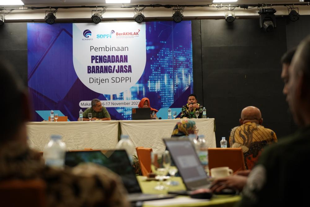Ilustrasi: Narasumber menyampaikan paparan dalam kegiatan Sosialisasi Permen PUPR No.8 Tahun 2023 Tentang Pedoman Penyusunan Perkiraan Biaya Pekerjaan Konstruksi Bidang Pekerjaan Umum dan Perumahan Rakyat, Makassar (17/11/2023).