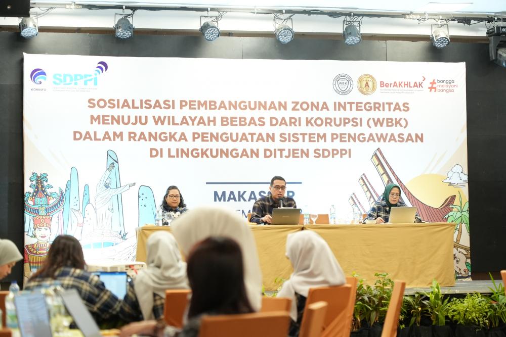 Moderator Yan Fallah diapit narasumber Fidyah Ernawati (paling kanan) dan Risya Dameris (paling kiri) dalam kegiatan Sosialisasi Pembangunan Zona Integritas di lingkungan Ditjen SDPPI, Jum'at (1/12/2023).