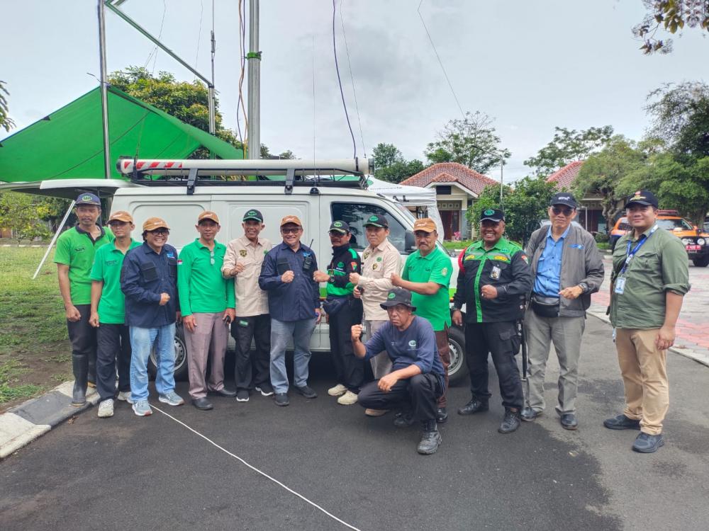 Ilustrasi: Direktur Operasi Sumber Daya Dwi Handoko berpose bersama Tim  saat simulasi Dukungan Komunikasi Kebencanaan yang berlangsung di Yogyakarta, Minggu - Senin (10-11 Desember 2023).