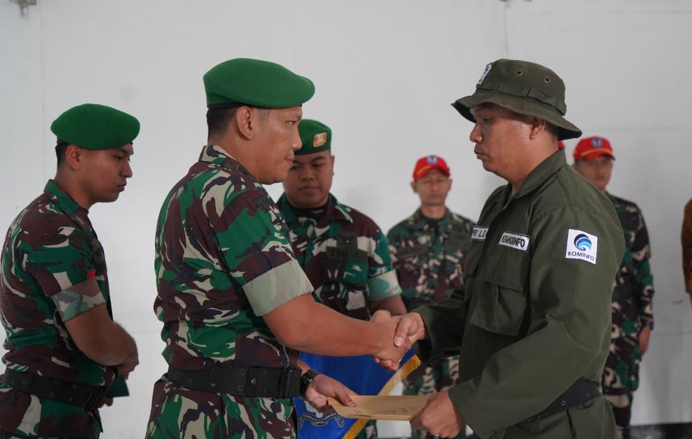 Letkol Chb Vance Deddy P. Siregar memebrkan selamat pada perwakilan siswa  sat penutupan orientation training pegawai PPPK Ditjen SDPPI di Pusdikhub Kodiklat Angkatan Darat pada Sabtu (27/01/2024).