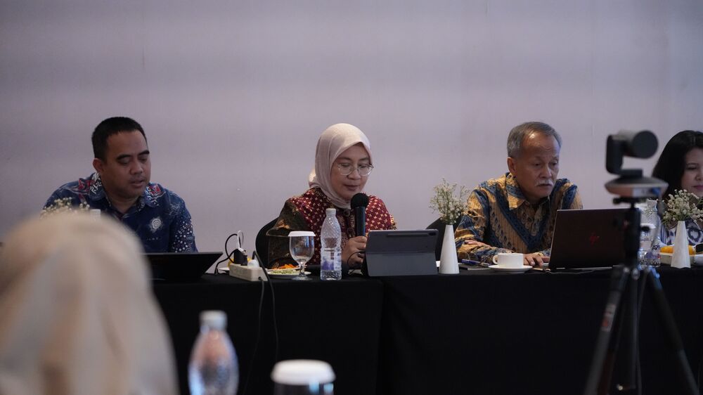 Ilustrasi: Spektrum Tertib, Komunikasi Lancar: Jaga Frekuensi Radio untuk Layanan Masyarakat