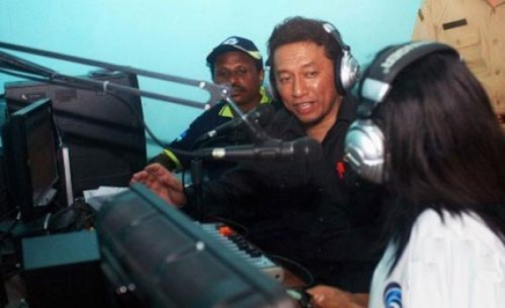 Ilustrasi: Sumber ilustrasi: www.bisnis-kti.com/show_ image_ NpAdvMainFea.php?filename =/2011/12/desa -informas