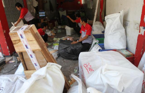 Ilustrasi: Sumber ilustrasi: http://images.solopos.com/2011/07/5pengiriman1.jpg