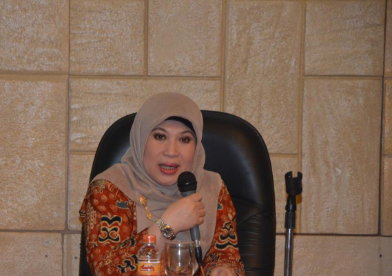 Ilustrasi: Nadhimah, MBA, Asdep Koordinasi Pelaksanaan, Pemantauan dan Evaluasi  RB, Akuntabilitas Aparatur dan Pengawasan II menyampaikan paparan tentang Road Map Reformasi Birokrasi 2015-2019