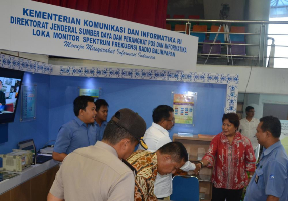 Ilustrasi: Walikota Balikpapan, Rizal Effendi (baju putih) mengunjungi stand Loka Spekfrekrad Balikpapan pada pameran Balikpapan Fair 2016