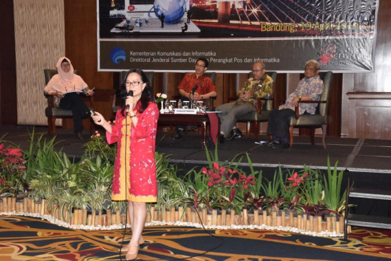 Ilustrasi: Jenny Mien Lumingkewas, menjadi pembicara pada kegiatan konsultasi publik dan workshop manajemen SDPPI  di Bandung, Selasa (19/4).