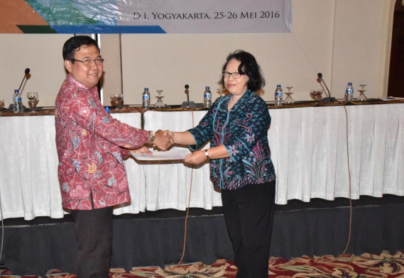 Ilustrasi: etditjen SDPPI, Sadjan (kiri) menerima hasil rekomendasi Working Group (WG) bidang Pengawasan dan Pengendalian Alat dan Perangkat Telekomunikasi yang diserahkan oleh ketua WG, Sri Rahayu (26/5)