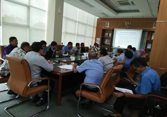 Ilustrasi: Direktur Pengendalian SDPPI, Dwi Handoko, membuka dan memimpin rapat koordinasi persiapan operasi gabungan Penertiban Stasiun Radio HF ilegal di Balmon Kelas II Bandung, Rabu (15/6).