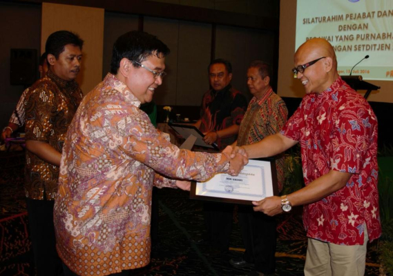 Ilustrasi: Sesditjen SDPPI menyerahkan piagam penghargaan kepada para pegawai purnabhakti