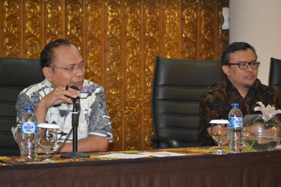 Ilustrasi: Direktur Pengendalian SDPPI, Dwi Handoko (kanan) didampingi Sardjono, Kasubdit Monitoring dan Penertiban Spektrum Frekuensi Radio