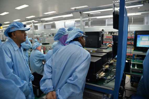 Ilustrasi: Kepala Sub Direktorat Sertifikat dan Data Perangkat Pos dan Informatika, Gunarto  (kiri) beserta tim melihat secara langsung proses produksi perangkat telekomunikasi yang dibuat di pabrik PT. Tridarma Kencana (10/10). Kegiatan tersebut merupakan salah satu uji cobapengujian perangkat telekomunikasi yang diuji di pabrikan dalam rangka peyederhanaan proses sertifikasi.