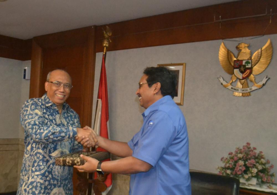 Ilustrasi: Titon Dutono (kanan) berjabat tangan dengan Dirjen SDPPI, Ismail (kiri). Titon memilih melepaskan jabatannya sebagai Direktur Penataan dan memilih kembali  Kampus ITS.