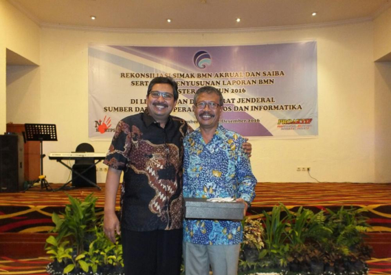 Ilustrasi: Dirjen SDPPI, Ismail (kiri) photo bersama dengan Bambang Suseno (kanan) usai pelepasan  diriya dan dan empat pejabat lainnya di Ditjen SDPPI yang telah memasuki masa purna bakti. Bambang Suseno telah mengabdi selama kurang lebih 30 tahun di Ditjen SDPPI, selama karirnya telah banyak menorehkan prestasi, di antaranya mendorong penerapan persyaratan Tingkat Kandungan Dalam Negeri (TKDN) minimal 20 persen untuk perangkat telekomunikasi berbasis 4G LTE demi kemajuan industri manufaktur telekomunikasi dalam negeri.