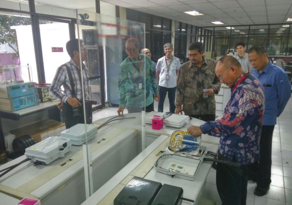 Ilustrasi: Dirjen SDPPI dalam kunjungan ke DDS Telkom, Bandung