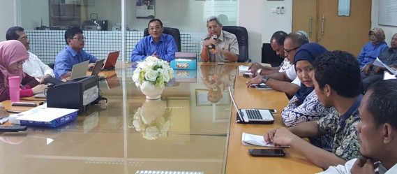 Ilustrasi: Kabag Umum dan Organisasi Bambang Sugiyarto dan peserta uji petik jabatan fungsional pengendali frekuensi radio