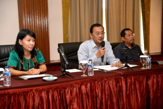 Ilustrasi: Kabag Umum dan Kepegawaian Bambang Sugiyarto (tengah)  membuka acara Sosialisasi E-SKP di Hotel Salak Bogor, Jabar, Selasa (24/1/20170),Kegiatan tersebut menghadirkan Narasumber   Kepala Pusat Data dan Sarana Informatika, Munzaer (kanan) dan Kasubag Kinerja Pegawai Biro Kepegawaian dan Organisasi Kementerian Kominfo,  Huriana Munthe (kiri)