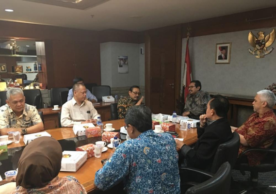 Ilustrasi: Dirjen SDPPI Ismail dan Kepala BSN Bambang Prasetya berbincang dalam rapat koordinasi perumusan SNI bidang TIK