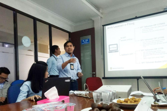 Ilustrasi: Asistensi Pengisian SPT Melalui e-Filling oleh Ditjen Pajak  pada pegwai BBPPT