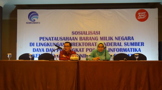 Ilustrasi: Kabag Umum dan Kepegawaian Hasyim Fiater, membuka kegiatan Sosialisasi, didampingi Kasubag Perlengkapan dan Rumah Tangga Sri Winarni