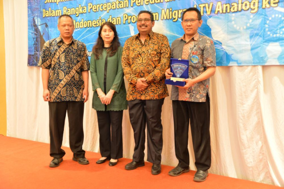 Ilustrasi: Dirjen SDPPI Ismail memberikan penghargaan TKDN Award 2017 kepada PT Hartono Istana Teknologi dan Samsung Electronic Indonesia atas prestasinya dalam memenuhi ketentuan Tingkat Kandungan Dalam Negeri.(13/4)