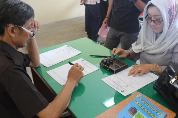 Ilustrasi: Tampak salah satu peserta Ujian Negara Radio Amatir sedang melakukan kecakapan penggunaan morse yang merupakan salah satu materi yang diujikan.