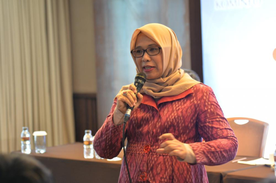 Ilustrasi: Kasubdit Harmonisasi Spektrum Frekuensi Radio Irawati Tjipto Priyanti saat menyampaikan masalah strong spillover frekuensi radio di perbatasan (25/4)