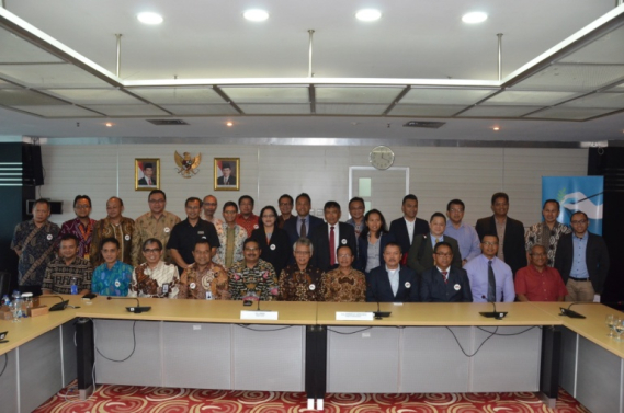 Ilustrasi: Direktur Jenderal Sumber Daya dan Perangkat Pos dan Informatika Bapak Ismail bersama jajaran Pejabat Eselon dilingkungan Kementerian Kominfo bersama Stakeholder Bidang Telekomunikasi dan Informasi melakukan sesi foto bersama dengan Duta Besar dan Perwakilan Negara Suriname