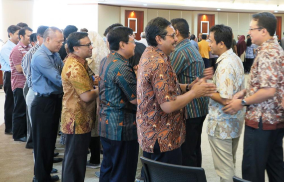 Ilustrasi: Dirjen SDPPI dan para pegawai saling bermaaf-maafan menjelang Ramadhan