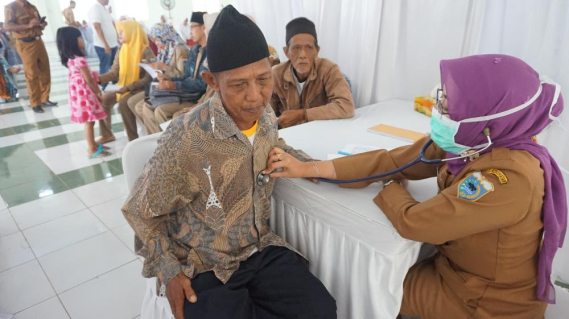 Ilustrasi: Pemeriksaan oleh dokter puskesmas pada pengobatan gratis Kemkominfo