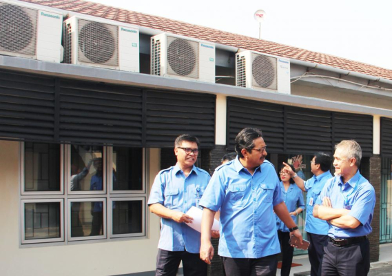 Ilustrasi: Dirjen SDPPI Ismail berbincang dengan Kabid Pelayanan Balai Uji, Donny Nasution dan Kepala Balai Uji, M.Rus'an