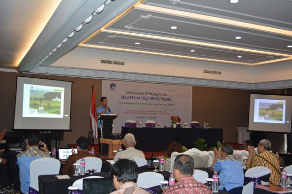 Ilustrasi: Kepala Balmon Spektrum Frekuensi Radio Kelas II Semarang, Hercules Tupal Sitorus, membuka kegiatan sosialisasi
