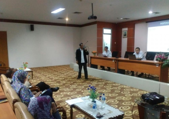 Ilustrasi: Untung Widodo saat menjelaskan  teknik inspeksi microwave link pada BTS Selular