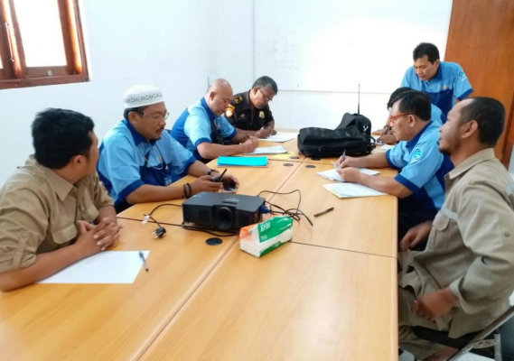 Ilustrasi: Tim Penertiban membuat berkas berita acara penyitaan barang bukti