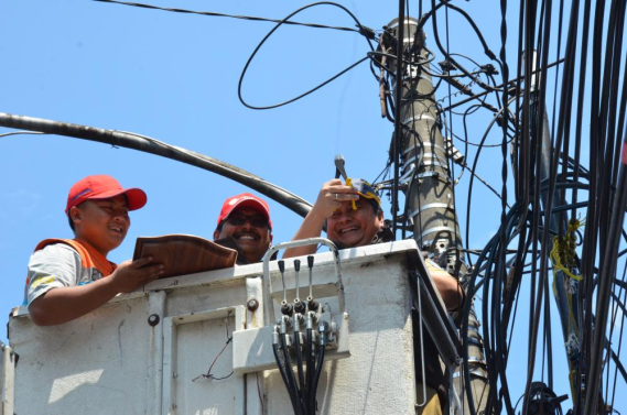 Ilustrasi: Dirjen SDPPI Ismail (tengah) dan Kepala Dinas Pekerjaaan Umum Kota Bandung, Iskandar Zulkarnain (kanan)melalukan pemotongan kabel secara simbolis