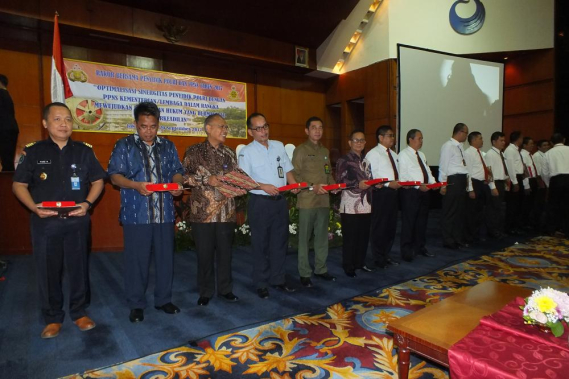 Ilustrasi: Plt. Direktur Pengendalian SDPPI, Sardjono (no.3 dari kiri) mewakili Ditjen SDPPI menerima penghargaan