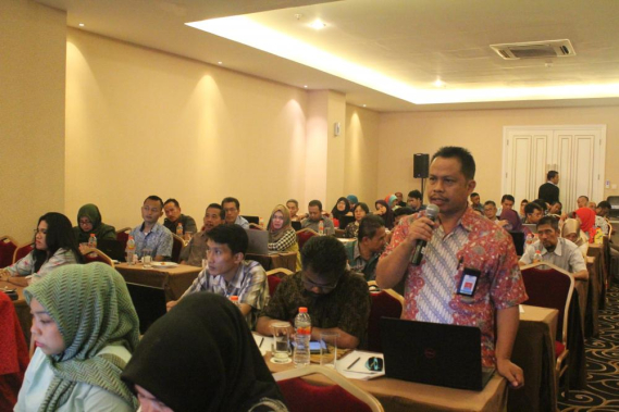 Ilustrasi: Salah satu peserta mengajukan pertanyaan