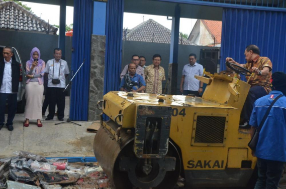 Ilustrasi: Dirjen SDPPI,Ismail  (baju putih kanan) menyaksikan pemusnaan 174 Perangkat Telekomunikasi Ilegal  
di Kantor Balmon Spekfrekrad kelas II Jakarta (27/10)