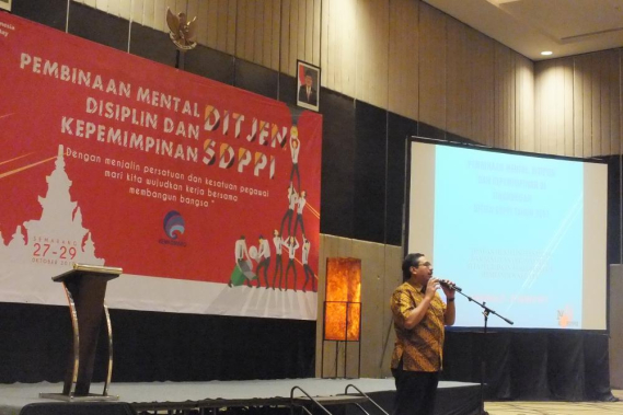 Ilustrasi: Dirjen SDPPI, Ismail saat memberi arahan pada peserta Outbound Ditjen SDPPI