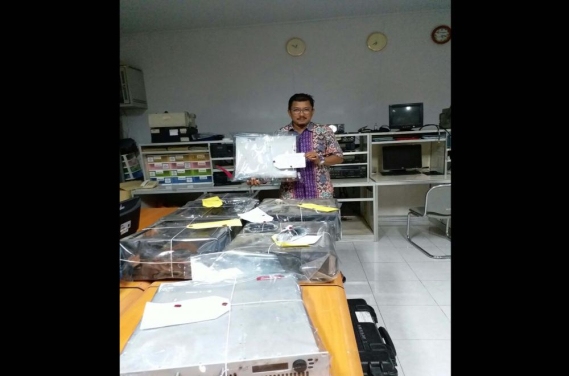 Ilustrasi: Kepala loka Spekfrekrad Mataram, Zainullah emnnunjukan barang bukti hasil operasi penertiban penggunaan secara ilegal spektrum frekuensi radio. (23/10). Operasi menyasar penyelenggara siaran radio dan pengguna spektrum frekuensi radio ilegal yang berpotensi menimbulkan gangguan, baik di Kabupaten Lombok Timur, Lombok Barat, serta Lombok Utara.