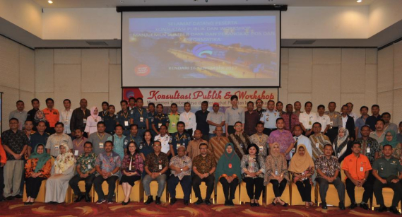 Ilustrasi: Direktur Operasi Sumber Daya Dwi Handoko beserta narasumber dan peserta kegiatan konsultasi publik