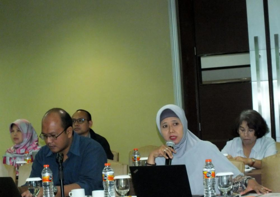 Ilustrasi: Kepala Bagian Penyusunan Program dan Pelaporan Ditjen SDPPI, Arifah (kanan) didampingi oleh Kepala Subbagian Pengelolaan Data, Hendra Santoso (Kiri) saat pembahasan tindaklanjut hasil survei Pelayanan Publik Ditjen SDPPI 2017. Survei kepuasan masyarakat terhadap pelayanan publik Ditjen SDPPI didasarkan pada parameter yang dikeluarkan Kementerian Pendayagunaan Aparatur Negara dan Reformasi Birokrasi. (Bekasi, 5/2)