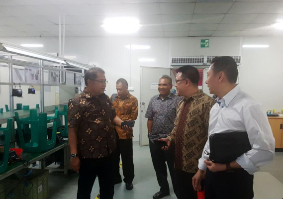 Ilustrasi: Menteri Komunikasi dan Informatika Rudiantara bersama jajaran dari Direktorat Sumber Daya dan Perangkat Pos dan Informatika (Ditjen SDPPI) pada Minggu (18/2) mengunjungi pabrik PT Bangga Teknologi Indonesia, prinsipal ponsel merek Advan, yang berlokasi di Semarang, Jawa Tengah