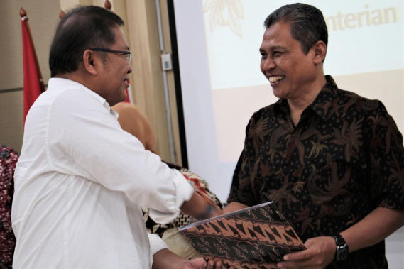 Ilustrasi: Menteri Komunikasi dan Informatika, Rudiantara melepas sembilan pegawai Kemkominfo yang telah memasuki masa purnabakti (28/2). Pada acara tersebut juga diserahkan Tabungan Hari Tua (THT) dan uang pensiun dari BUMN pengelola dana pensiun, PT Taspen (Persero),