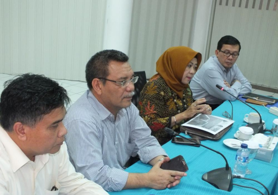 Ilustrasi: Sekjen Kominfo, Farida Dwi Cahyarini (ketiga dari kiri) memberikan arahan mengenai kurikulum diklat pengendali frekuensi dan pengujian perangkat telekomunikasi di Pusat Pengembangan Sumber Daya Manusia (PPSDM) Ditjen SDPPI di Cidokom, Cisarua, Bogor, Jawa Barat (8/3)