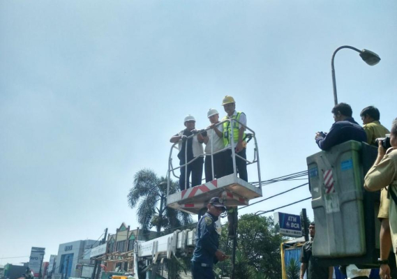 Ilustrasi: Direktur Standardisasi PPI, Moch. Hadiyana, bersama Walikota Depok, Mohammad Idris, saat seremoni pemutusan kabel udara di Depok