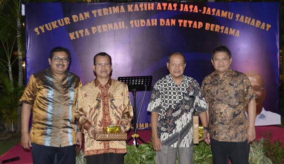 Ilustrasi: Menkominfo Rudiantara (kanan) dan Dirjen SDPPI Ismail (kiri) bersama Kabalmon Kelas I Jakarta Hercules Tupal Sitorus dan Kabalmon Kelas I Yogyakarta Slamet Wibowo, yang memasuki masa pensiun Mei 2018, dalam acara perpisahan disela Monev Capaian Kinerja Triwulan I 2018 Ditjen SDPPI di Mataram, Nusa Tenggara Barat, Jumat malam (4/5/2018).