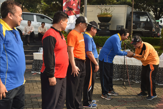 Ilustrasi: Dirjen SDPPI Ismail bersama Sesditjen dan para direktur bersalam-salaman dengan para pegawai Ditjen SDPPI untuk saling memaafkan sebelum menjalankan ibadah puasa Ramadhan 1439 Hijriah. Kegiatan ini berlangsung disela senam pagi pada Selasa (15/5/2018).