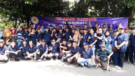 Ilustrasi: Direktur Jenderal Sumber Daya dan Perangkat Pos dan Informatika Ismail (tengah) menghadiri kerja bakti dan silaturahmi yang diadakan oleh Forum Penghuni Rumah Citeureup (FPRC) di Bogor, Jawa Barat (29/4).