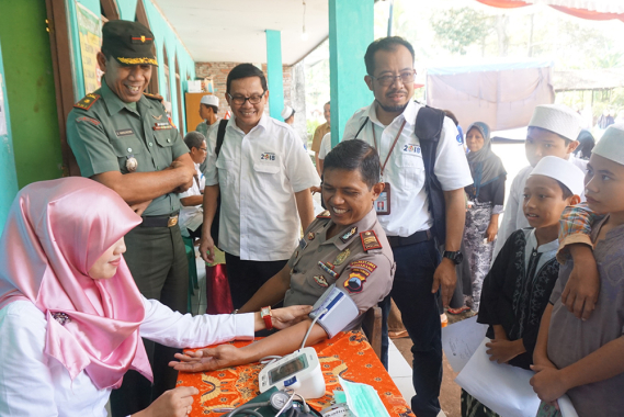 Ilustrasi: Kapolsek Mijen, Semarang disaksikan Kabag Umum dan Kepegawaian Ditjen SDPPI Hasyim Fiater memeriksakan kesehatannya dalam Bakti Sosial dan Safari Ramadhan Kementerian Komunikasi dan Informatika di Pondok Pesantren Qosim Al Hadi, Mijen, Semarang, Jawa Tengah, Senin (28/05/2018).