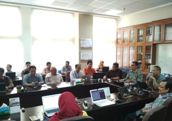 Ilustrasi: Direktur Standardisasi, Hadiyana (dua kanan)  mengenai peluang pasar dari teknologi Low Power Wide Area (LPWA) dan Short Range Device (SRD) dalam FGD di Bandung - Jawa Barat, Jumat (25/5/2018)